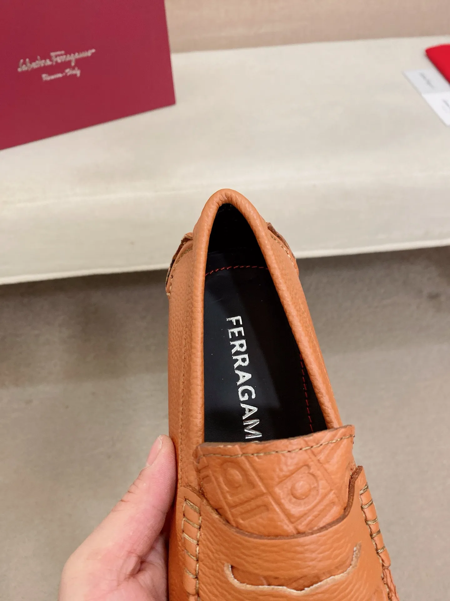Men's shoes💰: 560💰High-end quality! Ferragamo🆕🆕Exclusive hot-selling products in stock🔥🔥New products on the shelves, high-quality Ferragamo men's pea shoes, high-end casual driving shoes, with complete packaging! 💪 💪 Material: imported first-layer pebbled cowhide 🐂 + imported high-quality water-dyed cowhide lining + wear-resistant outsole 👍🏻👍🏻 Features: high-end and comfortable, purely handmade 🚀 🚀 Create the perfect shoe that suits you best 🔥 🔥 Size: (38-44) 45 standard size can be customized!